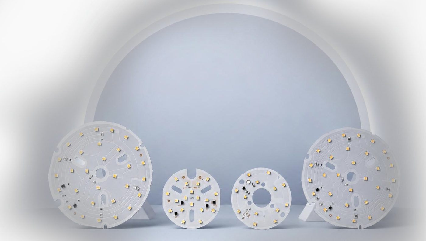 Driver-free AC LED light source boards with integrated constant-current chips